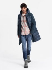Pikowana długa męska kurtka z dużymi kieszeniami – granatowa V4 OM-JALJ-0165 - XXL. Niebieskie kurtki męskie Ombre Clothing, l, z aplikacjami, z materiału, z kapturem. W wyprzedaży za 299.99 zł.