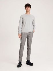 Spodnie chino slim - jasnoszary. Szare spodnie materiałowe męskie Reserved, bez wzorów, z tkaniny. W wyprzedaży za 79.99 zł.