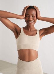 Damski biustonosz sportowy prążkowany, średnie wsparcie Ribbed Seamless beżowy. Brązowe biustonosze sportowe damskie Aim'n, bez wzorów, z dzianiny. Za 169.00 zł.