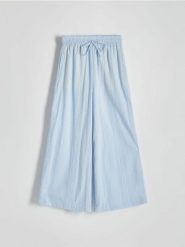 Spodnie culotte - jasnoniebieski. Niebieskie spodnie materiałowe damskie Reserved, bez wzorów, z bawełny. W wyprzedaży za 45.99 zł.