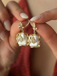 L'Atelier de Gaia Pozłacane kolczyki-wkrętki z cyrkoniami i perłami rozmiar: onesize. Białe kolczyki damskie L'Atelier de Gaia, z cyrkonią, pozłacane. Za 113.63 zł.