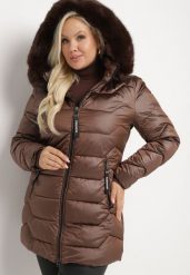 Brązowa Kurtka z Pikowanymi Przeszyciami i Odpinanym Futerkiem przy Kapturze Vensie. Brązowe kurtki damskie Born2be, plus size, bez wzorów, z futra, bez kaptura. Za 249.99 zł.