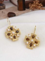 L'Atelier de Gaia Pozłacane kolczyki z tygrysim okiem i perłami rozmiar: onesize. Białe kolczyki damskie L'Atelier de Gaia, z perłą, pozłacane, z zapięciem typu bigiel. Za 91.56 zł.