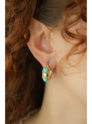 Pierres delicates Pozłacane kolczyki-kreole z turkusami rozmiar: onesize. Żółte kolczyki damskie Pierres delicates, z turkusem, pozłacane. Za 104.64 zł.