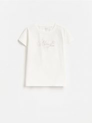 T-shirt z haftowanym napisem - złamana biel. Koszulki dziewczęce Reserved, bez wzorów, z bawełny, bez ramiączek. Za 19.99 zł.