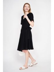 ASSUILI Sukienka w kolorze czarnym rozmiar: 40. Czarne sukienki damskie Assuili, bez wzorów, bez kołnierzyka, bez ramiączek, midi, kopertowe. Za 130.99 zł.