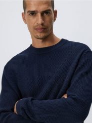 Strukturalny sweter - granatowy. Niebieskie swetry męskie Reserved, l, bez wzorów, z bawełny, bez kołnierzyka. Za 139.99 zł.