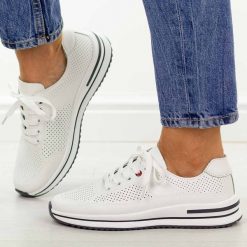 Białe ażurowe skórzane półbuty damskie Filippo Dp7608/26. Białe półbuty damskie Filippo, w ażurowe wzory, z jeansu, casualowe, z okrągłym noskiem, bez obcasa, na płaskiej podeszwie. Za 219.00 zł.