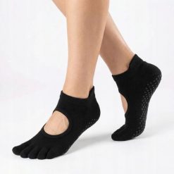 Antypoślizgowe skarpetki z palcami do jogi myga Yoga Toe Socks - S. Czarne skarpetki damskie Myga, bez wzorów, z bawełny. Za 19.99 zł.