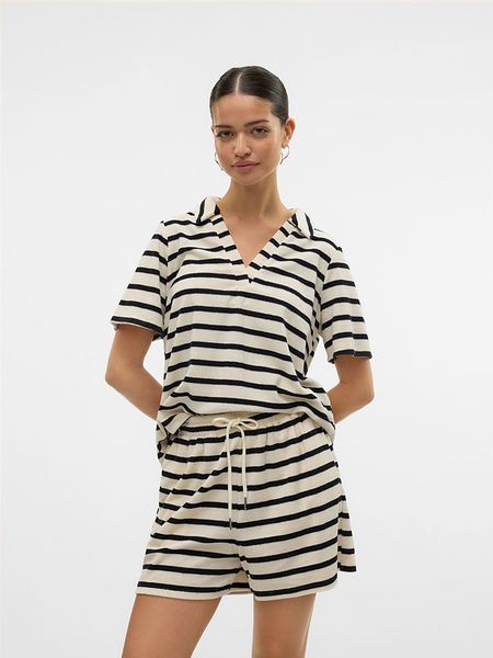 Vero Moda Koszulka polo w kolorze białym rozmiar: L. Białe bluzki damskie Vero Moda, l, bez wzorów, bez kołnierzyka, bez ramiączek. Za 61.02 zł.