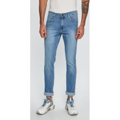 Wrangler - Jeansy Greensboro. Niebieskie jeansy męskie Wrangler. W wyprzedaży za 189.90 zł.