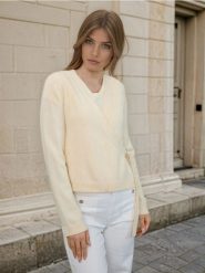 Kopertowy sweter z wiązaniem - kremowy. Białe swetry klasyczne damskie Sinsay, l, bez kołnierzyka. Za 59.99 zł.