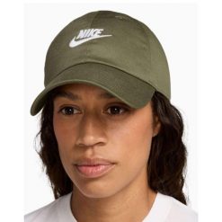 Czapka z daszkiem Nike Club. Zielone czapki męskie Nike, na jesień, bez wzorów, z bawełny, klasyczne. Za 99.99 zł.