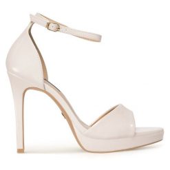 Sandały Nine West. Białe sandały damskie Nine West, bez wzorów, bez obcasa, na szpilce. Za 229.99 zł.