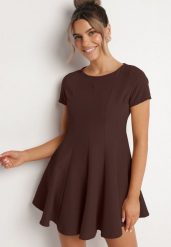 Brązowa Rozkloszowana Sukienka z Krótkim Rękawem i Ozdobnymi Przeszyciami Meporea. Brązowe sukienki damskie Born2be, na co dzień, l, bez wzorów, eleganckie, bez kołnierzyka, bez ramiączek, mini, rozkloszowane. W wyprzedaży za 87.99 zł.