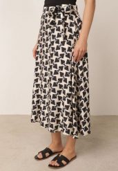 Czarna Rozkloszowana Spódnica w Retro Wzór z Dużą Zawartością Wiskozy Sepho. Czarne spódniczki damskie Born2be, l, bez wzorów, z wiskozy, eleganckie, midi, koszulowe. Za 99.99 zł.