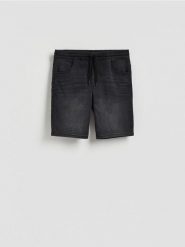 Jeansowe szorty jogger - czarny. Czarne szorty męskie Reserved, z denimu, bez kołnierzyka. Za 99.99 zł.