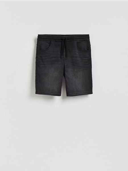 Jeansowe szorty jogger - czarny. Czarne szorty męskie Reserved, z denimu, bez kołnierzyka. Za 99.99 zł.