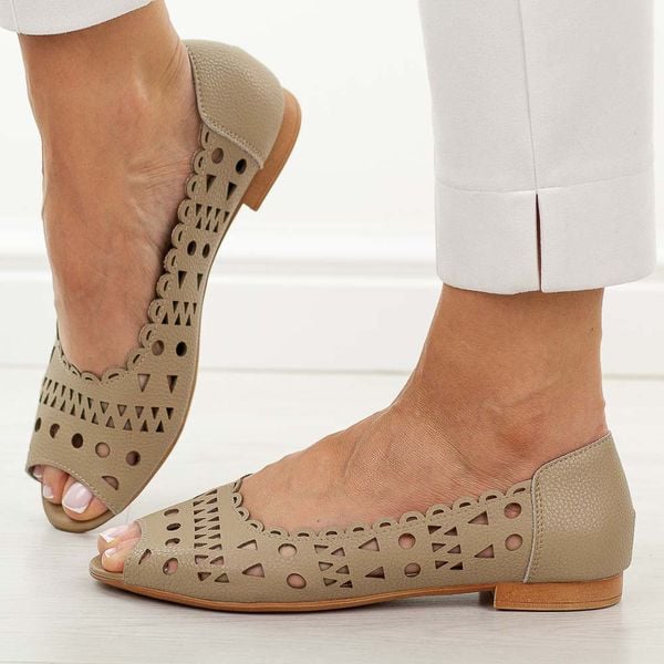 Beżowe skórzane sandały damskie M.Daszyński Ol28-2. Brązowe sandały damskie M.Daszyński, bez wzorów, z jeansu, bez obcasa, na płaskiej podeszwie. Za 219.00 zł.