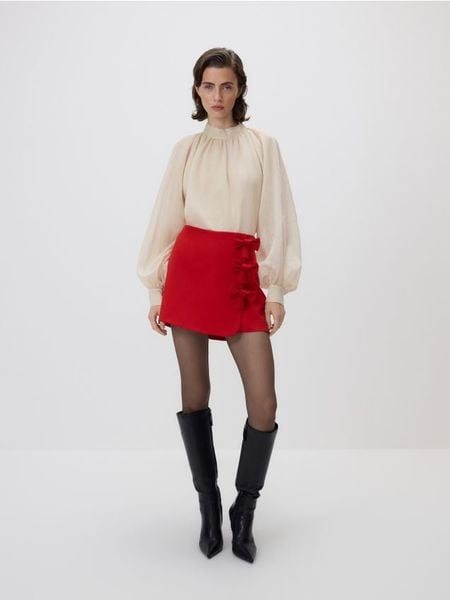 Spódnico-szorty z kokardkami - czerwony. Czerwone szorty damskie Reserved, bez wzorów, z tkaniny. Za 129.99 zł.