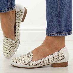 Białe ażurowe półbuty damskie M.Daszyński Sa222-14. Białe półbuty damskie M.Daszyński, w ażurowe wzory, ze skóry, casualowe, z okrągłym noskiem, bez obcasa, na płaskiej podeszwie. Za 179.00 zł.