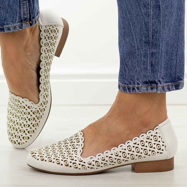 Białe ażurowe półbuty damskie M.Daszyński Sa222-14. Białe półbuty damskie M.Daszyński, w ażurowe wzory, ze skóry, casualowe, z okrągłym noskiem, bez obcasa, na płaskiej podeszwie. Za 179.00 zł.