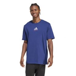 Koszulka z grafiką Memories Of Sport Gallery. Niebieskie t-shirty sportowe męskie Adidas, l, z bawełny, bez ramiączek. Za 89.99 zł.