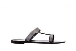 Klapki Sca'viola 933 Black, Czarny, Silikon - 36. Czarne klapki damskie Sca'viola, bez wzorów, z tworzywa sztucznego, bez obcasa. W wyprzedaży za 62.10 zł.