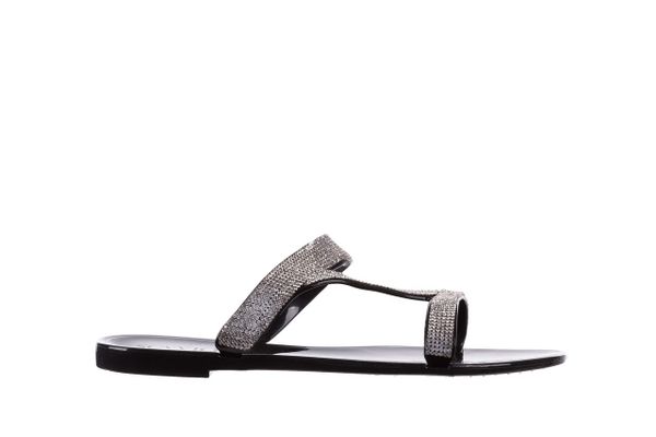 Klapki Sca'viola 933 Black, Czarny, Silikon - 36. Czarne klapki damskie Sca'viola, bez wzorów, z tworzywa sztucznego, bez obcasa. W wyprzedaży za 62.10 zł.