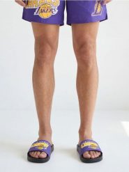 Klapki z napisem Los Angeles Lakers NBA - fioletowy. Fioletowe klapki i japonki męskie Sinsay. Za 39.99 zł.