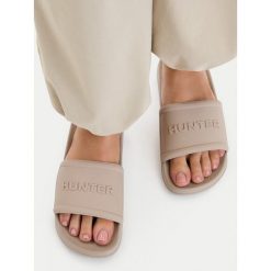 Klapki Hunter. Brązowe klapki damskie Hunter, bez wzorów, bez obcasa. Za 119.99 zł.