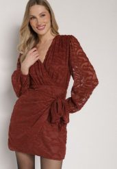 Brązowa Kopertowa Sukienka z Tkaniny Plumeti Zenorava. Brązowe sukienki damskie Born2be, l, z aplikacjami, z tkaniny, eleganckie, bez kołnierzyka, bez ramiączek, kopertowe. Za 159.99 zł.