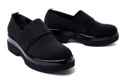 ARTIKER RELAKS 43C439 czarny, półbuty damskie. Czarne półbuty damskie Artiker Relaks, bez wzorów, ze skóry, bez obcasa, na obcasie. Za 144.95 zł.