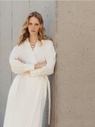 Koszulowa sukienka z paskiem - biały. Białe sukienki damskie Reserved, l, bez wzorów, z bawełny, bez kołnierzyka, bez ramiączek, koszulowe. W wyprzedaży za 99.99 zł.