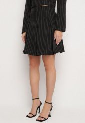 Czarna Spódnica w Delikatne Paski o Rozkloszowanym Kroju z Plisami Redamara. Czarne spódniczki damskie Born2be, l, bez wzorów, eleganckie, mini, plisowane. Za 74.99 zł.