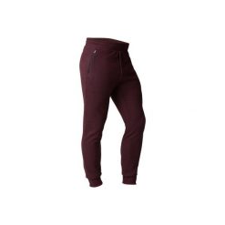 Spodnie slim Gym & Pilates 900 męskie. Czerwone spodnie materiałowe męskie DOMYOS, bez wzorów, z bawełny. W wyprzedaży za 44.99 zł.