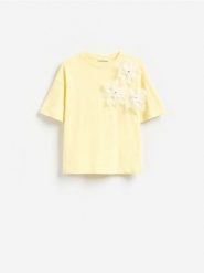 T-shirt z kwiatową aplikacją - jasnożółty. Żółte t-shirty damskie Reserved, l, z aplikacjami, z bawełny, bez kołnierzyka. Za 89.99 zł.