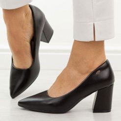 Czarne czółenka damskie Potocki 41314. Czarne czółenka damskie POTOCKI, bez wzorów, ze skóry, bez obcasa, na słupku. Za 199.00 zł.