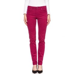 DAMSKIE SPODNIE SZTRUKSOWE WRANGLER SLIM CHERRY W28LEK18V 112128384. Czerwone spodnie materiałowe damskie Wrangler, z aplikacjami, z materiału. W wyprzedaży za 89.99 zł.
