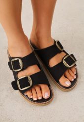 Czarne Klapki VICES Ozdobione Dużymi Klamrami Jenniviane. Czarne klapki damskie Renee, z aplikacjami, z materiału, bez obcasa, na płaskiej podeszwie. Za 99.99 zł.