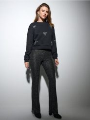 Spodnie flare z metalizowaną nicią - czarny. Czarne spodnie materiałowe damskie Sinsay, bez wzorów. Za 39.99 zł.