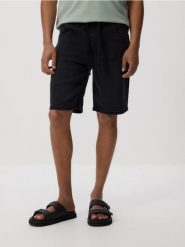 Jeansowe szorty jogger - czarny. Czarne szorty męskie Reserved, z denimu, bez kołnierzyka. Za 99.99 zł.