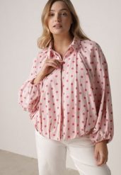 Różowa Bluza w Groszki z Wiskozą o Nietoperzowym Kroju z Kołnierzykiem Rayo. Czerwone bluzy bez kaptura damskie Born2be, l, z jeansu. Za 169.99 zł.