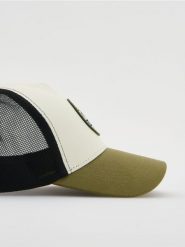 Czapka trucker z naszywką - oliwkowy. Zielone czapki męskie Reserved, z aplikacjami. W wyprzedaży za 45.99 zł.