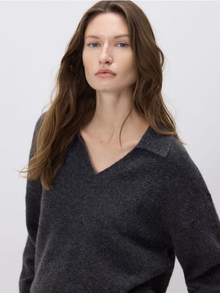 Sweter z kołnierzykiem - ciemnoszary. Szare swetry klasyczne damskie Reserved, l, z dzianiny, bez kołnierzyka. W wyprzedaży za 45.99 zł.