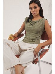 Trendyol Bluzka w kolorze khaki rozmiar: S. Brązowe bluzki damskie Trendyol, s, bez wzorów, bez kołnierzyka, bez ramiączek. Za 51.95 zł.