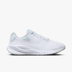 Tenisówki Nike Model Revolution 7 Kolor Biały. Białe trampki i tenisówki damskie Nike, bez wzorów, z materiału. Za 447.00 zł.