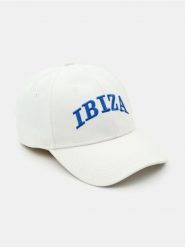 Czapka z daszkiem z haftowanym napisem Ibiza - biały. Białe czapki z daszkiem damskie Sinsay, bez wzorów. Za 19.99 zł.