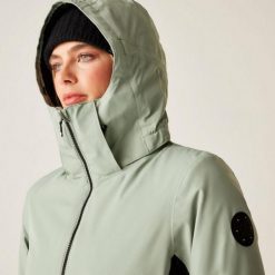 Kurtka narciarska damska z membraną Issy Dare 2b. Zielone kurtki damskie Dare 2b, bez wzorów, z tkaniny, bez kaptura, narciarskie. Za 799.99 zł.