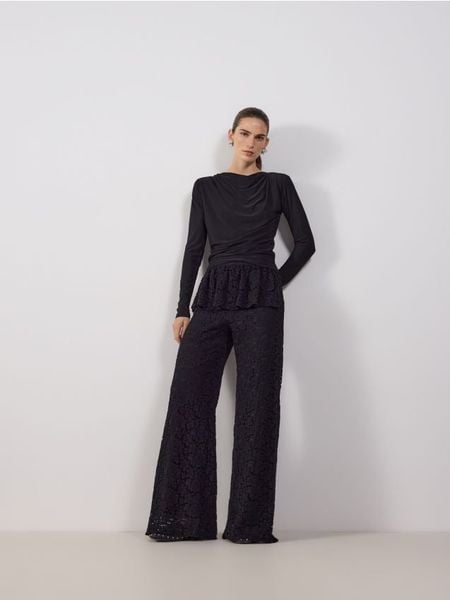 Koronkowe spodnie z baskinką - czarny. Czarne spodnie materiałowe damskie Reserved, bez wzorów, z bawełny. W wyprzedaży za 59.99 zł.